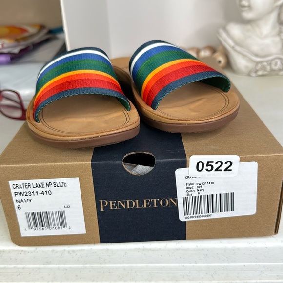 Pendleton Crater Lake Slide Sandals (For Women)
Sz 6 - Picture 8 of 9